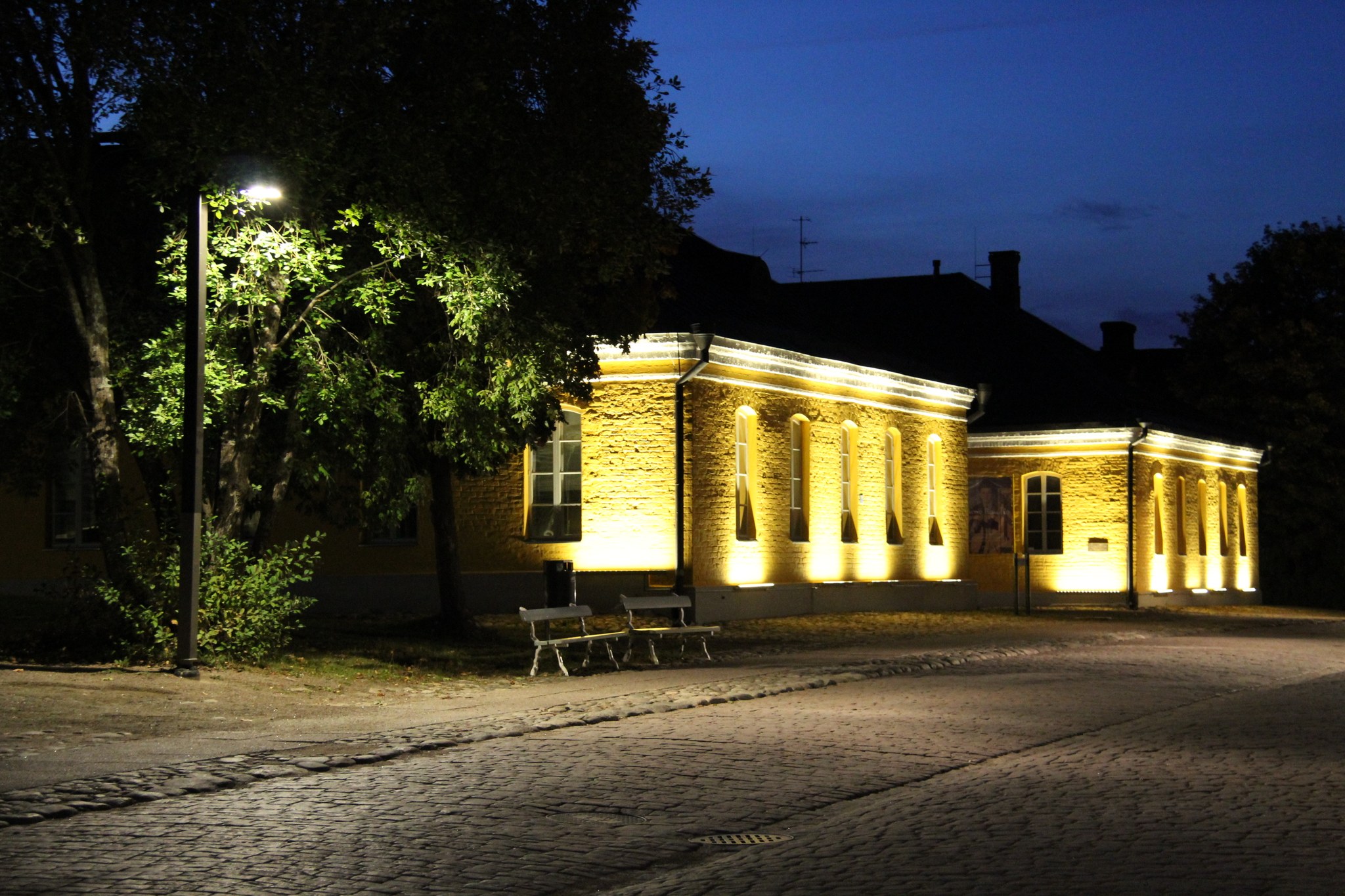 Lappeenrannan taidemuseo iltavalaistuksessa. 